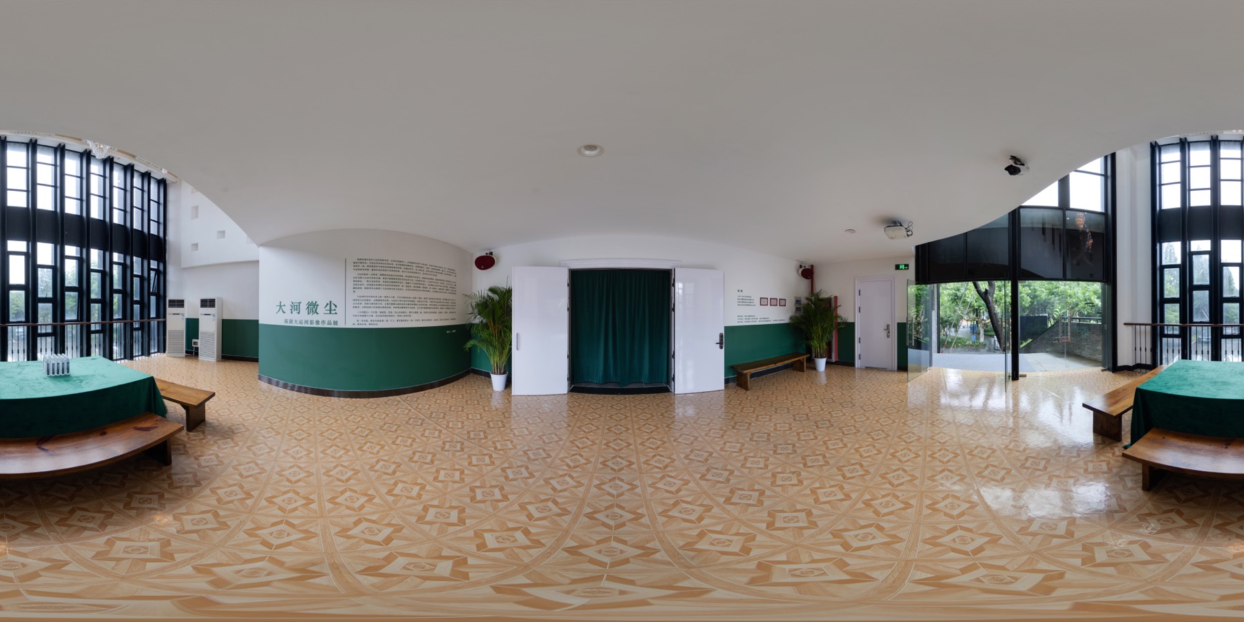 大河微尘展览入口全景 / Panoramic view of the exhibition entrance